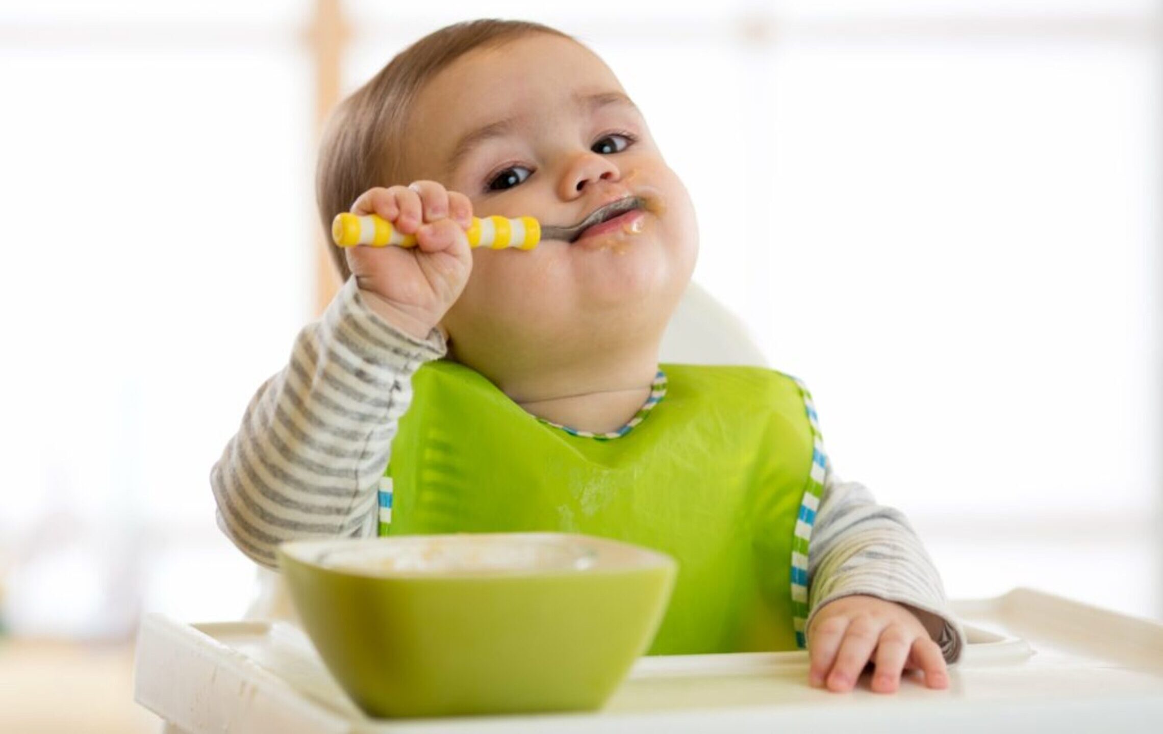 Quoi et combien? – Bébé mange seul